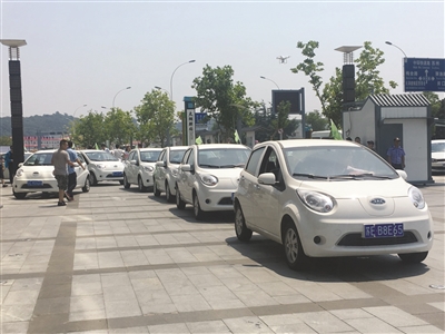 為鼓勵(lì)市民綠色低碳出行，500輛公共電動(dòng)汽車(chē)最近在蘇州上線投用，吸引了數(shù)百名市民體驗(yàn)分時(shí)租賃電動(dòng)汽車(chē)試乘試駕。據(jù)悉，今年下半年，像共享單車(chē)一樣方便的公共電動(dòng)汽車(chē)將逐步在蘇州全市推廣，計(jì)劃到年底將投用約1000輛