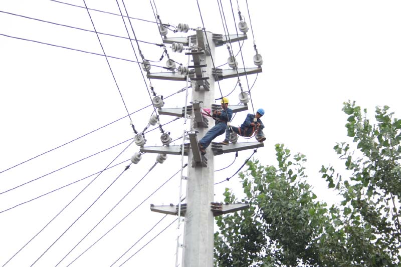 7月18日，筆者從光山縣供電公司調(diào)控中心獲悉：近期，光山縣受持續(xù)高溫天氣影響，工業(yè)、居民負(fù)荷快速增長(zhǎng)，7月17日，全縣最大供電量336.76萬(wàn)千瓦時(shí)，全縣平均負(fù)荷達(dá)18.4萬(wàn)千瓦，雙雙創(chuàng)下今年入夏以來(lái)的最高值。連日來(lái)，受持續(xù)高溫天氣影響，光山縣降溫負(fù)荷不斷攀升
