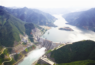“對(duì)面工地正在建設(shè)的是升船機(jī)，最大提升高度179米，世界最高！”6月6日，站在電站左岸，大唐龍灘水力發(fā)電廠廠長(zhǎng)張強(qiáng)手指對(duì)岸向記者介紹，“從靠近右岸的壩體上那個(gè)像電梯井一樣的凹槽開(kāi)始，沿著河岸向下游走2000米，這一大片都是升船機(jī)的建設(shè)工地。我們?cè)O(shè)計(jì)的升船機(jī)全長(zhǎng)1800多米，分兩級(jí)提升，高度分別為88.5米和90.5米