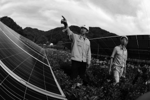 國網(wǎng)陜西省電力公司結(jié)合陜西省“治污降霾˙保衛(wèi)藍(lán)天”五年行動(dòng)計(jì)劃和陜北新能源裝機(jī)規(guī)?？焖僭鲩L的實(shí)際，在能源供給側(cè)實(shí)施清潔替代，促進(jìn)清潔能源消納；在能源消費(fèi)側(cè)大力實(shí)施“一地一品”電能替代工程，走出了一條探索推廣、打造品牌、全面建設(shè)的“兩個(gè)替代”之路。供電員工為居民介紹節(jié)能家電