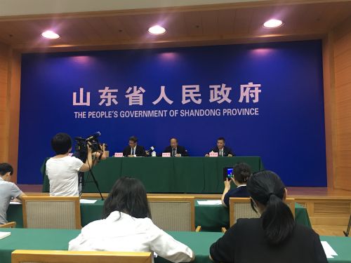 上半年，規(guī)模以上工業(yè)能耗增長3.3%，增速比一季度回落2.0個(gè)百分點(diǎn)。其中，六大高耗能行業(yè)能耗增長4.4%，比一季度回落2.9個(gè)百分點(diǎn)，對規(guī)模以上能耗的拉動(dòng)作用明顯減弱，由一季度的5.3個(gè)百分點(diǎn)回落到3.2個(gè)百分點(diǎn)