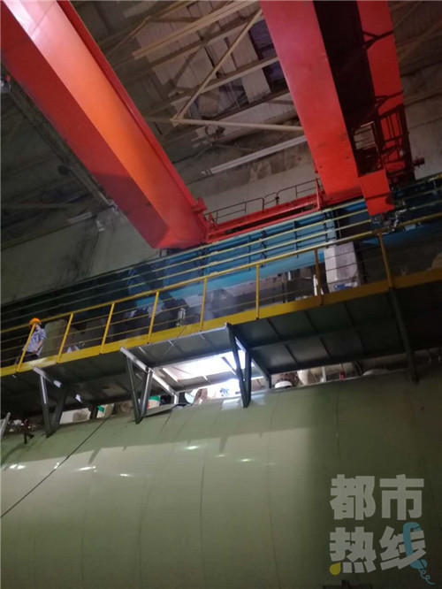 前幾天，在陜西蒲城一家西北地區(qū)最大的電廠里發(fā)生了一起事故，而事故發(fā)生后廠內(nèi)從上到下悄無聲息，隨后《都市熱線》欄目“亢凱情報(bào)站”調(diào)查小組趕赴蒲城。爆料人告訴記者，事發(fā)地點(diǎn)是距離西安有兩個(gè)小時(shí)車程的陜西華電蒲城發(fā)電有限責(zé)任公司，這里在五天前發(fā)生了一起安全責(zé)任事故