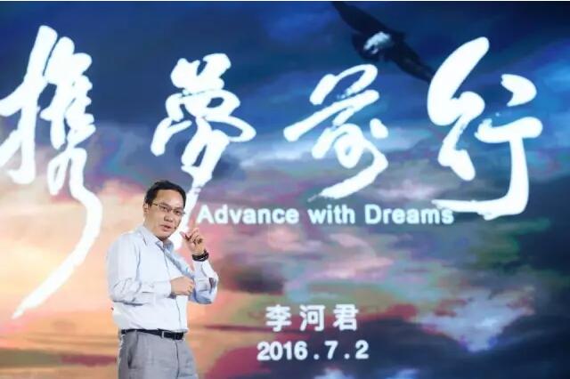 在變革與顛覆的創(chuàng)新時(shí)代，面對(duì)突如其來(lái)的時(shí)代挑戰(zhàn)和“風(fēng)口”機(jī)遇，除了科學(xué)技術(shù)方面的核心競(jìng)爭(zhēng)力，夢(mèng)想和信念也成為偉大企業(yè)前行道路上不可缺失的內(nèi)核和要素。1994年成立的漢能在清潔能源領(lǐng)域趟出了一條亮眼的探索之路，曾分別歷時(shí)8年在水電領(lǐng)域和薄膜太陽(yáng)能領(lǐng)域譜寫(xiě)下光輝傳奇，讓業(yè)界矚目