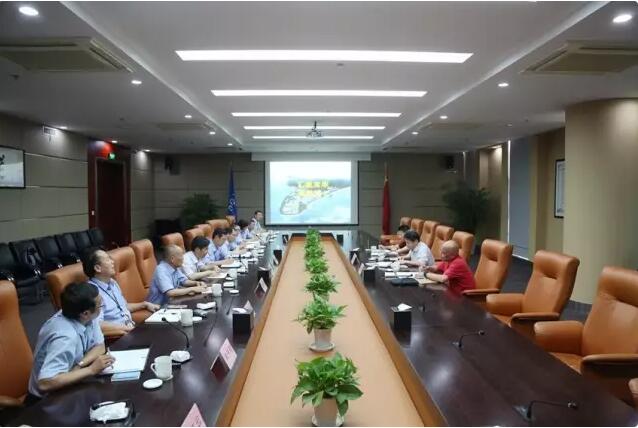 7月21日，中國核電董事長、黨委書記陳樺到三門核電檢查指導工作，并看望慰問一線員工。他強調，目前三門核電1號機組處于裝料前的關鍵時期，要從容地做好相關工作，確保機組早日安全并網發(fā)電