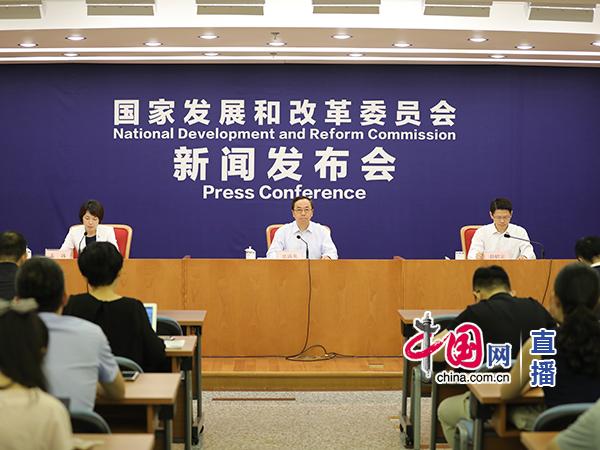 編者按：輸配電價(jià)改革是新一輪電改的重要組成部分，是“管住中間”的關(guān)鍵舉措，目的是打破電網(wǎng)的壟斷，為電力價(jià)格市場(chǎng)化奠定基礎(chǔ)。截至目前，已批復(fù)輸配電價(jià)水平的第一批、第二批共18個(gè)省級(jí)電網(wǎng)及深圳電網(wǎng)，累計(jì)核減電網(wǎng)準(zhǔn)許收入300多億元，降價(jià)空間全部用于降低工商業(yè)電價(jià)水平，減輕實(shí)體經(jīng)濟(jì)負(fù)擔(dān)