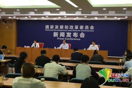26日上午，國家發(fā)改委召開新聞發(fā)布會，介紹輸配電價改革及價格市場化程度測算有關(guān)情況。國家發(fā)改委新聞發(fā)言人孟瑋;價格司巡視員張滿英;價格司副司長彭紹宗介紹相關(guān)情況，并答記者問