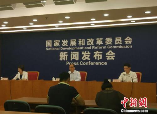 談及推進輸配電價改革、強化電網(wǎng)企業(yè)監(jiān)管中遇到的困難，國家發(fā)改委價格司巡視員張滿英今日回應(yīng)，輸配電價改革，作為整個電力體制改革中“硬骨頭”中的“硬骨頭”，至少有成本監(jiān)審、電量增長和投資之間匹配問題等三方面挑戰(zhàn)。國家發(fā)改委召開新聞發(fā)布會