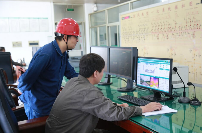 7月25日，在220千伏鳳凰變電站，一臺智能巡檢機器人根據(jù)國網(wǎng)杭州市蕭山區(qū)供電公司工作人員設(shè)定的路徑，穩(wěn)穩(wěn)的開出充電小屋，開始對變電站設(shè)備進行自動巡視。據(jù)悉，該智能巡檢機器人集成可見光攝像儀、紅外熱像儀等多項裝置，可在高溫天氣持續(xù)開展工作，實現(xiàn)全自主巡檢、實時監(jiān)控、微氣象信息采集、數(shù)據(jù)分析等功能，相比傳統(tǒng)的人工巡檢，效率可提升一倍，為客戶用電可靠提供了有力保障
