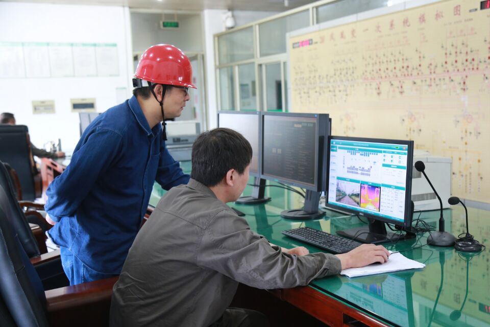 7月25日，在220千伏鳳凰變電站，一臺智能巡檢機(jī)器人根據(jù)國網(wǎng)杭州市蕭山區(qū)供電公司工作人員設(shè)定的路徑，穩(wěn)穩(wěn)的開出充電小屋，開始對變電站設(shè)備進(jìn)行自動巡視。據(jù)悉，該智能巡檢機(jī)器人集成可見光攝像儀、紅外熱像儀等多項(xiàng)裝置，可在高溫天氣持續(xù)開展工作，實(shí)現(xiàn)全自主巡檢、實(shí)時監(jiān)控、微氣象信息采集、數(shù)據(jù)分析等功能，相比傳統(tǒng)的人工巡檢，效率可提升一倍，為客戶用電可靠提供了有力保障