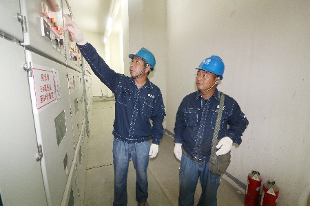為有效遏止電氣火災(zāi)發(fā)生，河南濟(jì)源供電公司組織專業(yè)技術(shù)服務(wù)人員對高層居民住宅小區(qū)的配電房、電氣線路、用電設(shè)備等進(jìn)行全面“體檢”排查，切實(shí)消除電氣火災(zāi)安全隱患問題，杜絕各類火災(zāi)事件發(fā)生。7月26日，該公司亞橋供電所組織人員對泉水灣住宅小區(qū)的配電房、電纜豎井進(jìn)行隱患排查