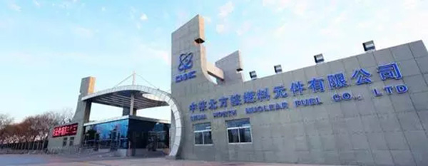 您知道核電站是怎么發(fā)出電的嗎？如果說鍋爐是靠燒煤來產(chǎn)生能量，那核電站“燒”的就是核燃料，別看它們有的只是個直徑只有6厘米的小球，每個小球里裝著12000個二氧化鈾顆粒，四顆這樣的小球就夠一個三口之家取一冬天暖了，能量相當于6噸煤，這就是我們四代核電堆型的威力。您知道核電站是怎么發(fā)出電的嗎？如果說鍋爐是靠燒煤來產(chǎn)生能量，那核電站“燒”的就是核燃料，就是核電站的糧食，今天我們就帶您到糧倉去看一看