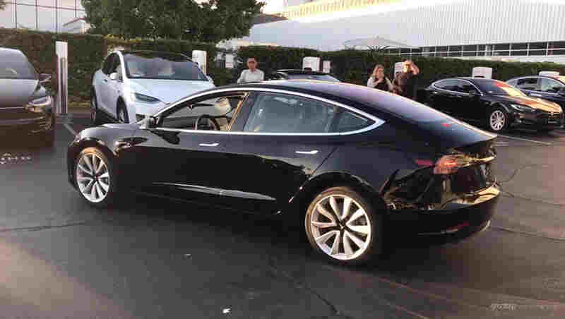 還記得特斯拉的CEO馬斯克說要在Model3上打造太陽能車頂?shù)南敕▋好?？說實(shí)話，本人并不看好這種設(shè)計(jì)，因?yàn)樵诩夹g(shù)上會有很多的難點(diǎn)所在。這不，公司在研究了幾個(gè)月之后說這個(gè)方法并不太可行
