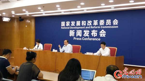 電力體制改革一直是人們重點(diǎn)關(guān)注的問題，今天上午，在國家發(fā)改委舉行的新聞發(fā)布會上，國家發(fā)改委新聞發(fā)言人孟瑋表示，截至目前，首輪輸配電價(jià)改革試點(diǎn)已經(jīng)全面完成。另據(jù)國家發(fā)改委價(jià)格司巡視員張滿英透露，改革取得了初步成效，下一步，輸配電價(jià)改革將重點(diǎn)關(guān)注四個(gè)方面