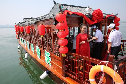 輕舸迎上客，悠悠湖上來(lái)。7月25日，深圳市沃特瑪電池有限公司以“綠色觀(guān)光揚(yáng)帆舒城”為主題，在安徽舒城萬(wàn)佛湖舉辦“沃特瑪創(chuàng)新聯(lián)盟純電動(dòng)船艇首航儀式”