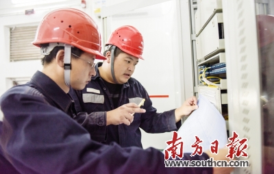 “橫琴總部大廈、華融開關(guān)站備自投實(shí)切試驗(yàn)正常，兩個(gè)開關(guān)站合環(huán)運(yùn)行！”7月24日16時(shí)24分，隨著工作人員的宣布，珠海橫琴自貿(mào)區(qū)配電網(wǎng)正式啟用“雙鏈網(wǎng)格化閉環(huán)運(yùn)行”（簡(jiǎn)稱“雙鏈環(huán)”），為助力港珠澳大灣區(qū)建設(shè)再作貢獻(xiàn)。據(jù)介紹，此項(xiàng)技術(shù)為國(guó)內(nèi)首創(chuàng)，全面推廣后可將橫琴供電可靠率提升至99.99%