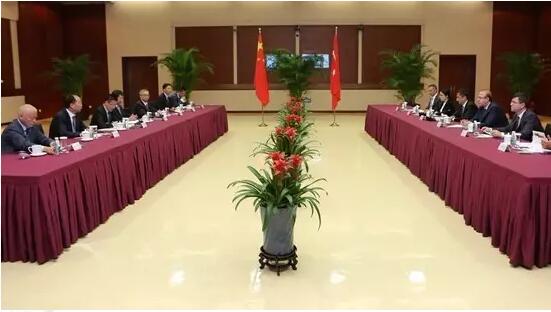 應(yīng)國家電投董事長、黨組書記，國家核電董事長王炳華邀請，7月25日至27日，土耳其能源與自然資源部（以下簡稱“土能源部”）副次長雅馬奇先生率團(tuán)訪問國家電投總部，并對國家核電本部及有關(guān)單位、產(chǎn)業(yè)合作伙伴進(jìn)行技術(shù)訪問。王炳華對土能源部一直以來給予國家電投的支持和幫助表示感謝，他介紹了中國AP1000項目進(jìn)展和CAP1400示范項目開工準(zhǔn)備情況，并就雙方未來在核電培訓(xùn)、本地化、核安全監(jiān)管能力提升等領(lǐng)域的合作提出具體建議
