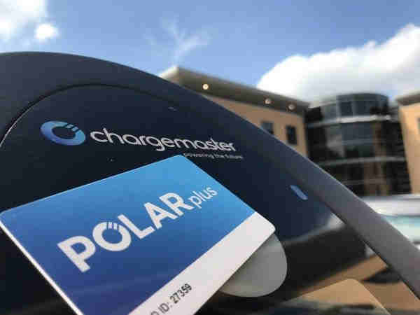 據(jù)英國媒體7月26日報道，英國最大電動車充電服務(wù)商Chargemaster宣布，其運營的充點電自8月1日起，所用電能全部由可再生能源提供。 其下屬的Polar管理網(wǎng)站指出，電動汽車所需電能的來源一直飽受詬病，有批評認(rèn)為電能仍由非可再生能源提供，這也是零排放電動汽車迫切需要解決的一個問題