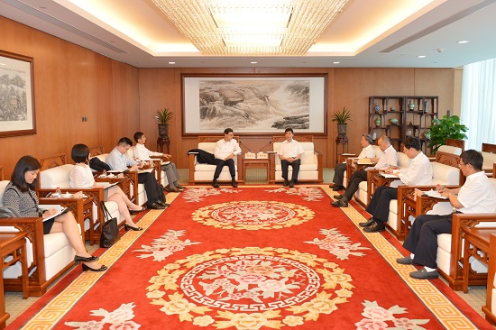 7月20日，中國華能集團公司董事長、黨組書記曹培璽在集團公司總部會見了香港金融管理局總裁陳德霖一行，雙方就國際金融市場發(fā)展、加強合作、積極參與“一帶一路”建設等進行了深入交流。曹培璽對陳德霖一行的來訪表示歡迎，對香港金管局多年來給予華能的大力支持表示感謝，并簡要介紹了華能的基本情況以及金融產業(yè)布局、“走出去”戰(zhàn)略實施情況