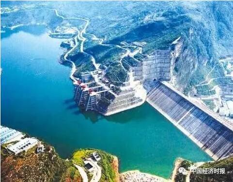 全球在建規(guī)模最大的水電工程白鶴灘水電站將全面開工建設(shè)。中國(guó)長(zhǎng)江三峽集團(tuán)副總經(jīng)理樊啟祥在接受中國(guó)經(jīng)濟(jì)時(shí)報(bào)記者采訪時(shí)表示，開發(fā)建設(shè)白鶴灘水電站工程符合國(guó)家重大戰(zhàn)略，白鶴灘水電站綜合技術(shù)難度冠絕全球，凝聚了世界水電發(fā)展的頂尖成果