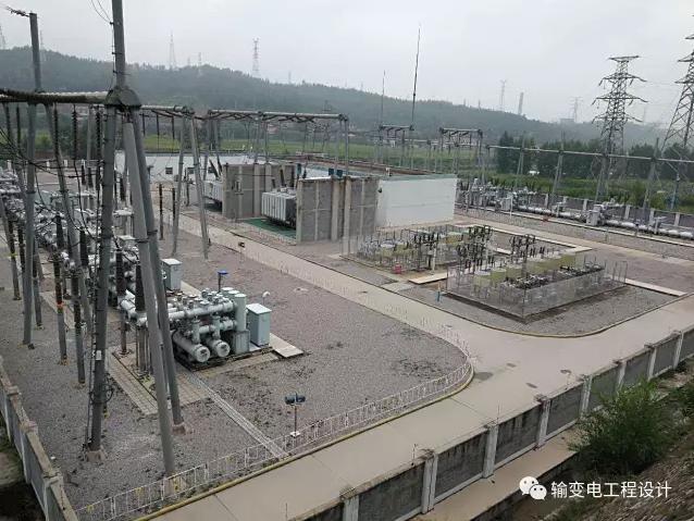 根据变电站的运行环境和检修维护成本，按照“安全可靠、技术先进、经济合理”原则，展开对GIS设备户内外布置对比分析。首先从GIS设备安装、运行及维护等方面分析GIS设备在高海拔、重污染地区户内外两种不同运行条件下的故障率和维护周期；其次明确GIS设备30年寿命周期内零部件在户内外两种不同运行条件下的寿命，以及GIS设备在户内外两种不同运行条件下的检修周期；结合变电站的运行环境和检修维护成本，进行以下比较