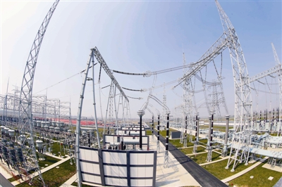 全國(guó)首座特高壓交直流合建變電站泰州站 湯德宏/攝特高壓淮上線揚(yáng)州段 濮良平/攝特高壓濰坊變電站 徐可/攝特高壓錦蘇線 付旭峰/攝特高壓酒湖線 張力/攝特高壓同里換流站 謝鵬/攝7月22日，國(guó)家電網(wǎng)公司在2017年年中工作會(huì)議上透露，今年上半年，北京西-石家莊特高壓交流工程獲得核準(zhǔn)；“三交六直”特高壓工程加快推進(jìn)，錫盟-勝利、酒泉-湖南、晉北-南京工程投運(yùn)，新增輸電能力2400萬(wàn)千瓦……從2009年1月世界首條特高壓工程——晉東南-