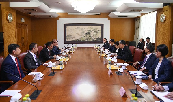 7月25日，國(guó)家能源局副局長(zhǎng)李凡榮在北京會(huì)見(jiàn)土耳其能源與自然資源部副次長(zhǎng)雅馬奇，雙方就核能領(lǐng)域合作、土耳其第三核電項(xiàng)目開(kāi)發(fā)、能源合作機(jī)制、能源政策與技術(shù)交流等議題深入交換了意見(jiàn)。

  
  
  
