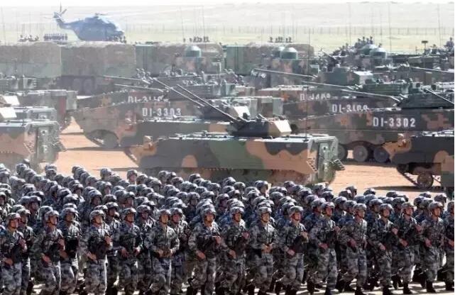 7月30日，慶祝中國人民解放軍建軍90周年的大閱兵在內(nèi)蒙古自治區(qū)的朱日和訓(xùn)練基地隆重舉行。與以往的廣場閱兵不同，本次閱兵實實在在展現(xiàn)了中國軍人“沙場男兒”的本色，一場大閱兵過后，我軍“圈粉無數(shù)”~點擊下方視頻，回顧中國軍人的沙場風(fēng)姿↓↓（視頻來源：“參考消息”）這次閱兵之后，跟著“中國軍人”一起刷爆朋友圈的還有“朱日和”這個名字