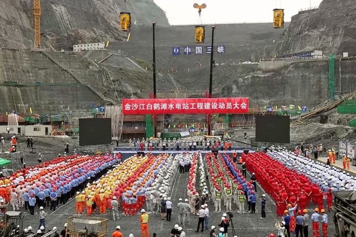 8月3日，裝機(jī)規(guī)模全球第二大、在建規(guī)模全球第一大水電站——白鶴灘水電站主體工程全面建設(shè)。自此，歷時(shí)10多年的科研、勘測(cè)、設(shè)計(jì)和6年多精心籌備，經(jīng)國(guó)務(wù)院審批同意，由三峽集團(tuán)投資建設(shè)的白鶴灘水電站，與烏東德水電站這兩座千萬(wàn)千瓦級(jí)巨型水電站同時(shí)進(jìn)入了主體工程大規(guī)模全面建設(shè)的新階段