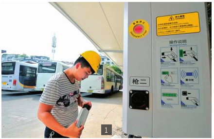 目前，全市已建好3個(gè)公交車(chē)充電場(chǎng)站，分別在西山、馬市鋪和師大路公交車(chē)換乘站，可以供50輛公交車(chē)同時(shí)充電。圖為西山公交車(chē)充電場(chǎng)站
