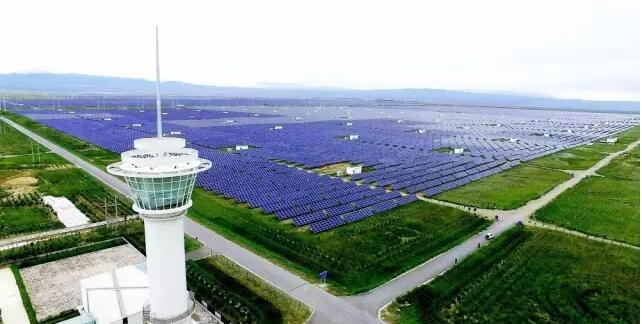 43.3%，這是國家電投交出的最新清潔能源比重成績單。截至2017年5月，國家電投總裝機達到1.17億千瓦，其中清潔能源裝機5083萬千瓦，占比43.3%，清潔能源比重繼續(xù)保持五大發(fā)電集團領(lǐng)先地位