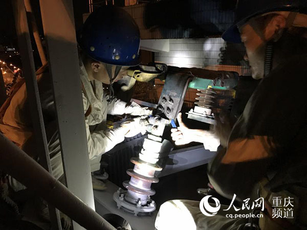 持續(xù)高溫天氣，導(dǎo)致用電負(fù)荷飆升。重慶110千伏蘇家灣變電站在重載運行超15天后，供電范圍內(nèi)的南岸銅元局、融僑片區(qū)、南坪商圈部分區(qū)域用電日趨吃緊