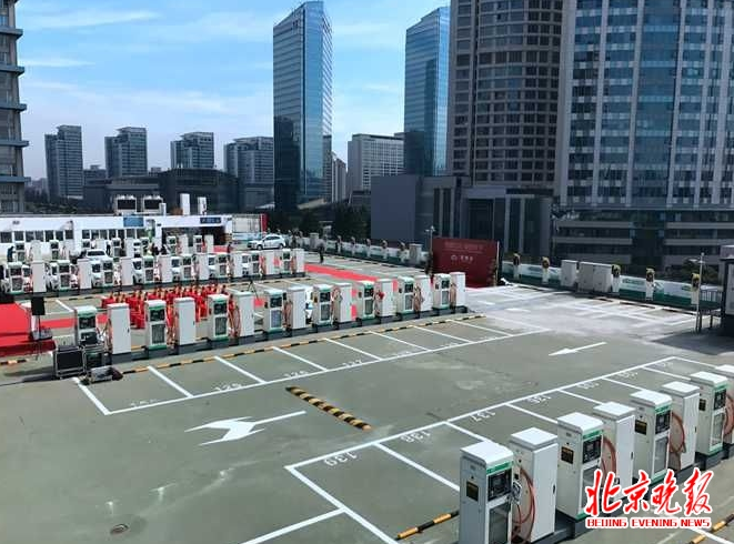 2017年8月8日訊，緊鄰長(zhǎng)安街，可為101輛小汽車(chē)同時(shí)充電的CBD“空中充電站”今天正式投用。記者從市城市管理委員會(huì)了解到，到2020年，東西城老城區(qū)、北京城市副中心、新機(jī)場(chǎng)、冬奧區(qū)域等城市核心區(qū)，900米就可以找到一處充電設(shè)施
