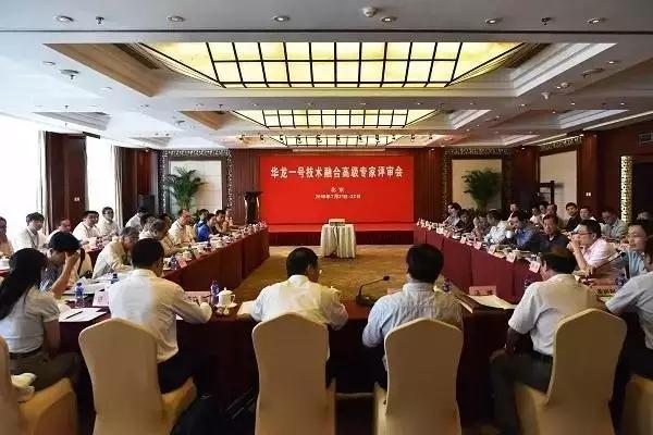 近年來，作為中國自主研發(fā)的第三代核電技術(shù)，華龍一號(hào)一直備受關(guān)注，其中包括該技術(shù)的融合進(jìn)展。昨日，中國廣核集團(tuán)(下稱“中廣核”)新聞發(fā)言人黃曉飛在接受記者提問時(shí)說：“據(jù)我了解，近期，雙方(中核集團(tuán)和中廣核就華龍一號(hào)的)融合方案，通過華龍國際核電技術(shù)公司(下稱“華龍公司”)已經(jīng)報(bào)到主管部委，也得到主管部委的認(rèn)可