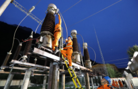 8月10日晚，綿陽供電公司應(yīng)急搶險隊員在110千伏九寨溝變電站拆除受損電流互感器。8月10日22時30分，隨著調(diào)度人員一聲令下，開關(guān)合閘，110千伏九寨溝變電站恢復(fù)送電