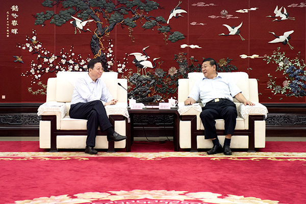  8月3日，華電集團(tuán)公司黨組書記、董事長(zhǎng)趙建國，黨組成員、總會(huì)計(jì)師邵國勇在集團(tuán)總部會(huì)見了中國人壽保險(xiǎn)（集團(tuán)）公司總裁袁長(zhǎng)清，雙方就進(jìn)一步加強(qiáng)合作交換了意見。             趙建國歡迎袁長(zhǎng)清一行的來訪，并簡(jiǎn)要介紹了中國華電的基本情況