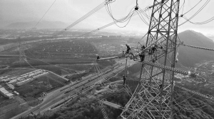 500千伏富N—陽N輸電線路投運(yùn)為杭州電網(wǎng)迎峰度夏提供保障。戴翔攝7月，杭州連續(xù)出現(xiàn)23個高溫天，最高氣溫達(dá)41攝氏度