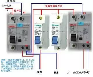 空氣開關(guān)與漏電開關(guān)差別：空氣開關(guān)是發(fā)生短路事故或故障才動(dòng)作跳閘，而漏電保護(hù)開關(guān)是人身發(fā)生觸電時(shí)才動(dòng)作跳閘;空氣開關(guān)容量可大可小，而漏電保護(hù)開關(guān)容量不易做大，一般單相居多?？諝忾_關(guān)與漏電開關(guān)原理不一樣，結(jié)構(gòu)更不一樣，絕對(duì)不能替代