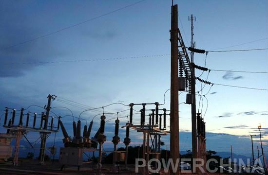 日前，水電三局第二分局承建的中老鐵路四標一分部相嫩縣鳩格江村的115/22千伏-12500千伏安變電站搭火成功，標志著中老鐵路無人區(qū)施工用電邁開了重要的一步。中老鐵路大臨工程施工用電一直以來都受到了水電三局及第二分局的高度重視，自去年11月水電三局專家組現(xiàn)場踏勘、施組審查及召開專題會議