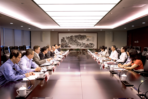 8月11日， 集團(tuán)公司副總經(jīng)理、黨組成員陳建華在總部會(huì)見了美國科恩集團(tuán)副董事長馬克&dot;格魯斯曼，納爾科大中華副總裁博朗迅，雙方就加強(qiáng)合作與交流交換了意見。陳建華歡迎馬克&dot;格魯斯曼、博朗迅一行的來訪，并簡(jiǎn)要介紹了集團(tuán)公司總體情況和下一步發(fā)展規(guī)劃