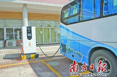 當下，新能源汽車熱潮涌動、席卷全球。作為全國汽車電子和零部件重鎮(zhèn)，惠州搶灘布局新能源車有啥大動作？一直擁有“汽車整車夢”的惠州，何時能夠誕生惠州版的“特斯拉”或“比亞迪”？ 惠州將新增電動汽車充電樁8000多個，圖為惠大快線公交充電站