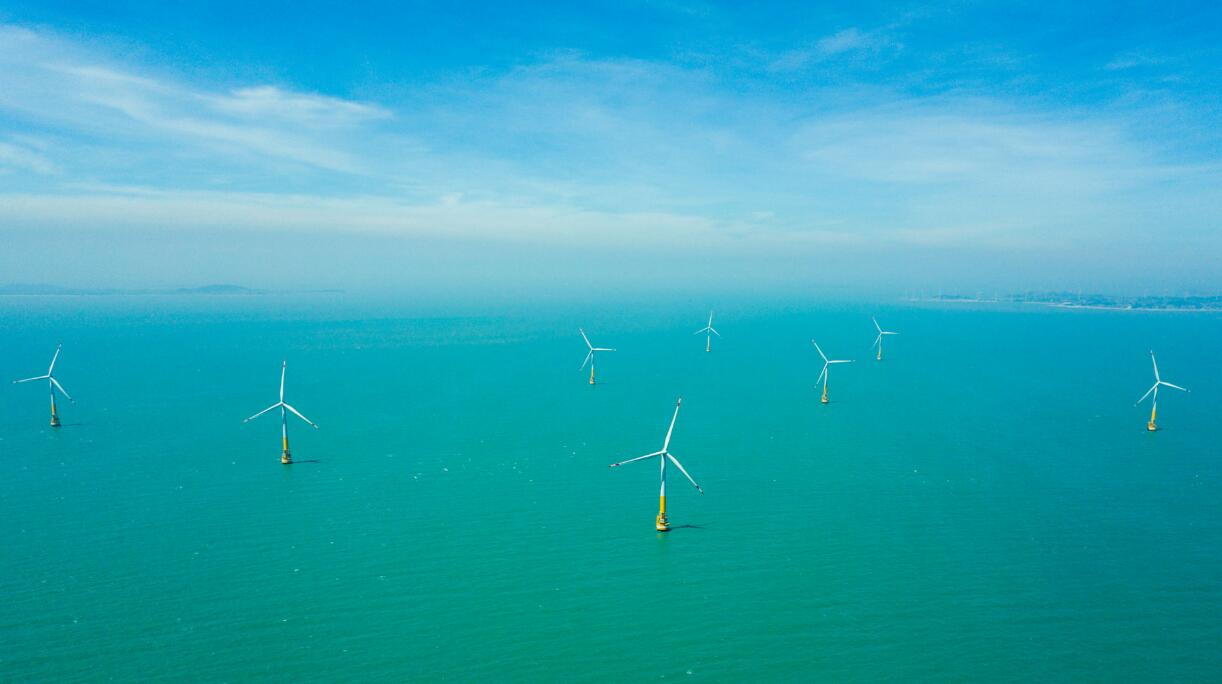 近年來，福建省著力發(fā)展海上風(fēng)電項目，核準建設(shè)省內(nèi)首個海上風(fēng)電場項目——中閩福建莆田平海灣海上風(fēng)電場項目。該項目二期工程獲金磚國家新開發(fā)銀行20億元人民幣的主權(quán)貸款