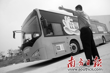 深圳市政府公報(bào)日前對(duì)外發(fā)布了《深圳市2017年新能源汽車推廣應(yīng)用財(cái)政支持政策》。新政策顯示，在購置補(bǔ)貼方面，純電動(dòng)乘用車、插電式混合動(dòng)力乘用車（含增程式）、純電動(dòng)客車的補(bǔ)貼都有較大下降，一些類型新能源車補(bǔ)貼相比過去要下降一半多；充電設(shè)施建設(shè)補(bǔ)貼則有較大提升