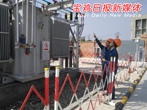 8月15日，隨著高新區(qū)科技新城一座35千伏變電站的投用，周邊多戶吉利汽車配套企業(yè)的用電之“渴”有效緩解。 當(dāng)天下午，高新區(qū)黨工委書記、管委會(huì)主任郝晉升，國網(wǎng)寶雞供電公司總經(jīng)理周海軍，高新區(qū)管委會(huì)副主任姚天智等和項(xiàng)目建設(shè)者共同見證了新變電站設(shè)備的啟用