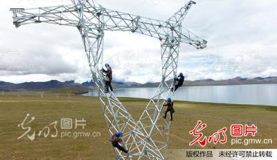 2017年8月19日，在西藏自治區(qū)山南市浪卡子縣，安徽省電力公司援建工人在海拔4300多米對新建鐵塔進行驗收。從西藏電力有限公司了解到，在“十三五”時期，國家電網(wǎng)公司將加快建設(shè)以500千伏為主網(wǎng)架、各級電壓電網(wǎng)協(xié)調(diào)發(fā)展的西藏統(tǒng)一電網(wǎng)，實現(xiàn)藏中、昌都、阿里全區(qū)聯(lián)網(wǎng)