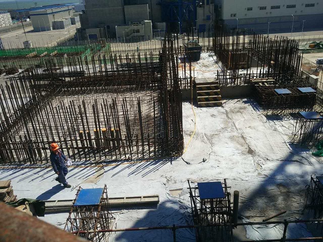 福清核電5號機組核島安全廠房主體結(jié)構(gòu)封頂8月18日上午9點30分，經(jīng)過8個小時的混凝土澆筑，華龍一號全球首堆示范工程福清核電5機組核島安全廠房完成封頂混凝土澆筑，至此，福清核電5號機組安全廠房全部完成封頂。福清核電5號機組安全廠房（5SL及5SR）位于反應(yīng)堆廠房東西兩側(cè)，通過連接廠房與反應(yīng)堆廠房相連，安注、安噴系統(tǒng)布置在兩個安全廠房中