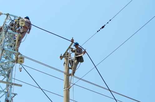 近日,在晉江市金井鎮(zhèn)東環(huán)路電力線路施工現(xiàn)場一片繁忙，晉江供電公司組織20多名施工人員正緊張地對110kV金井變10kV玉山線、丙洲線、草湖線進行全面的升級改造，將部分水泥桿、分段開關(guān)存在缺陷的進行處理。這是國網(wǎng)晉江供電公司提升電網(wǎng)抗險能力，備戰(zhàn)防汛抗臺工作的其中一個場景