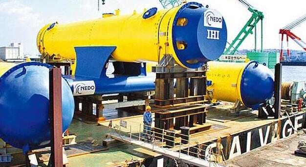 近日，日本研究團隊在鹿兒島縣吐噶喇群島外海進行洋流發(fā)電實證實驗，通過借助黑潮轉(zhuǎn)動渦輪機成功發(fā)電，最大發(fā)電量達30千瓦(KW)，這是使用實驗機實際利用洋流成功發(fā)電的全球首例。根據(jù)日媒報道，洋流發(fā)電是借助洋流推動巨大渦輪機來發(fā)電，日本新能源產(chǎn)業(yè)技術(shù)綜合開發(fā)機構(gòu)(NEDO)與機械制造大廠IHI連手在日本鹿兒島縣吐噶喇群島(TokaraIslands)的口之島外海，自8月14日起進行實證實驗