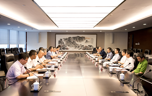 8月22日，中國華電集團(tuán)公司黨組成員、副總經(jīng)理楊清廷在集團(tuán)總部會見了哈爾濱電氣集團(tuán)公司副總經(jīng)理張英健一行，雙方就深化合作等事宜進(jìn)行了交流。 楊廷歡迎張英健一行的來訪，簡要介紹了中國華電的基本情況和下一步發(fā)展思路