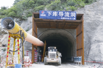 8月6日中午12時(shí)，水電十一局河南天池抽水蓄能電站下庫(kù)導(dǎo)流洞順利實(shí)現(xiàn)貫通目標(biāo)。該下庫(kù)導(dǎo)流洞位于大壩左岸，洞長(zhǎng)289.2米，主要分進(jìn)口封堵閘門段、洞身段、出口消能段三部分