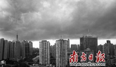 23日傍晚時(shí)分，臺(tái)風(fēng)“天鴿”過(guò)后，烏云籠罩在五羊新城上空，像是給五羊新城加了個(gè)蓋子。南方日?qǐng)?bào)記者王良玨攝23日中午，臺(tái)山市廣海鎮(zhèn)，陣陣狂風(fēng)讓行人無(wú)法撐傘前行
